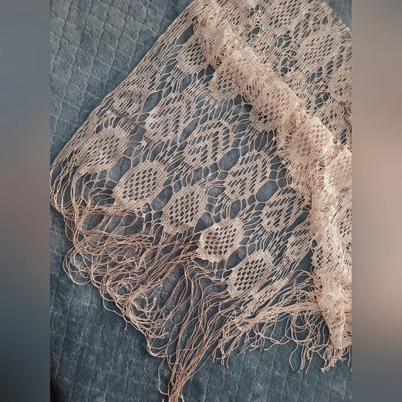 🍒 NWOT - Cream Lace Tassel Scarf - Macy's / Nordstrom - Picture 1 of 6